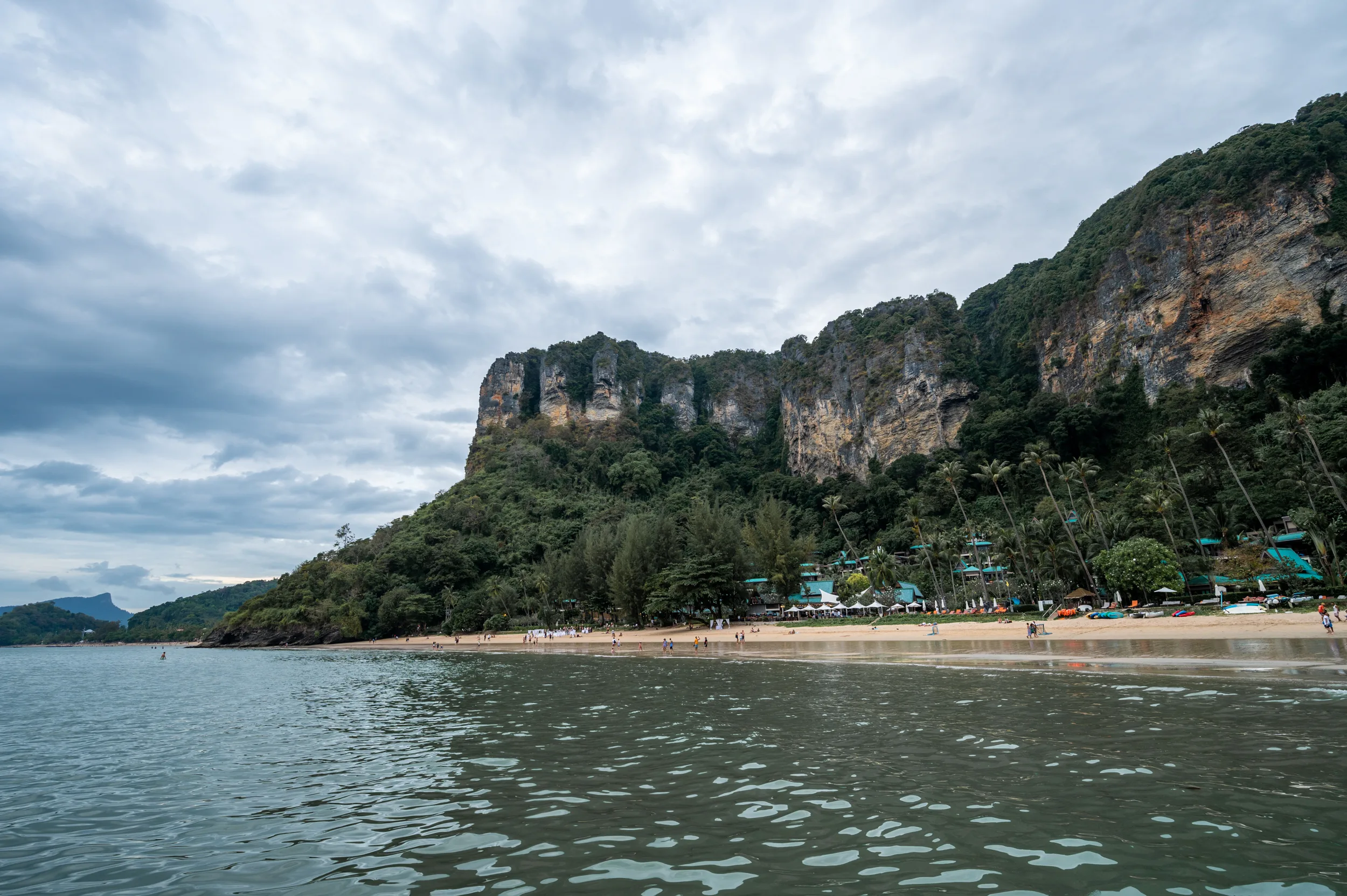 krabi hotel empfehlung (8) Ausblick vom Boot auf den Pai Plong Beach.