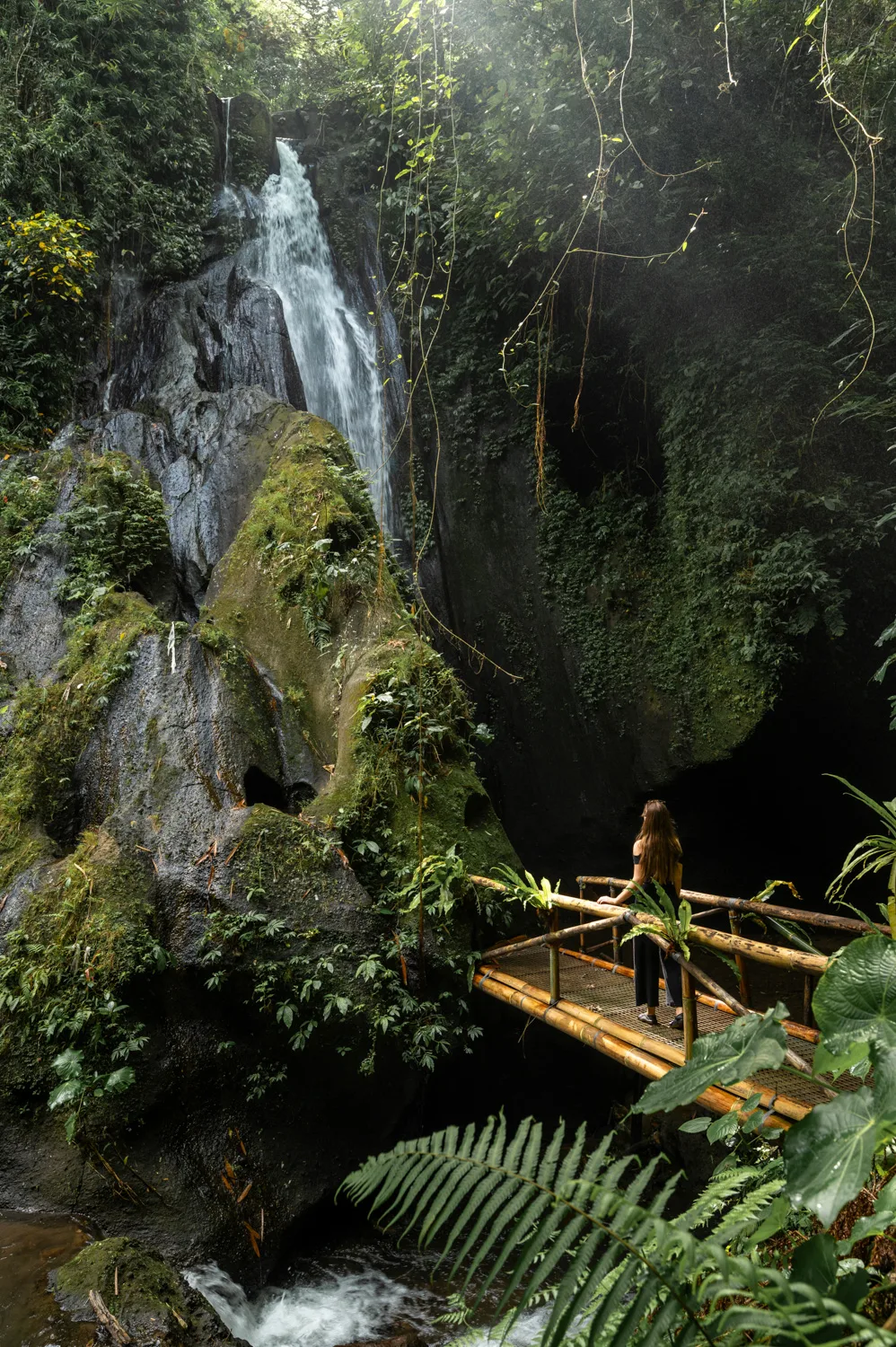 vanessa mosch am krisik waterfall bei ubud