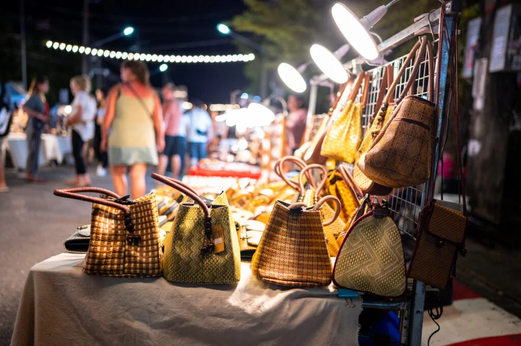 Handtaschen auf der Lard Yai Walking Street