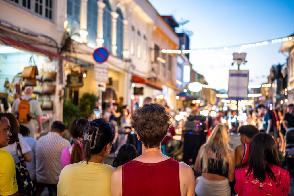 Viele Menschen auf der Lard Yai Walking Street