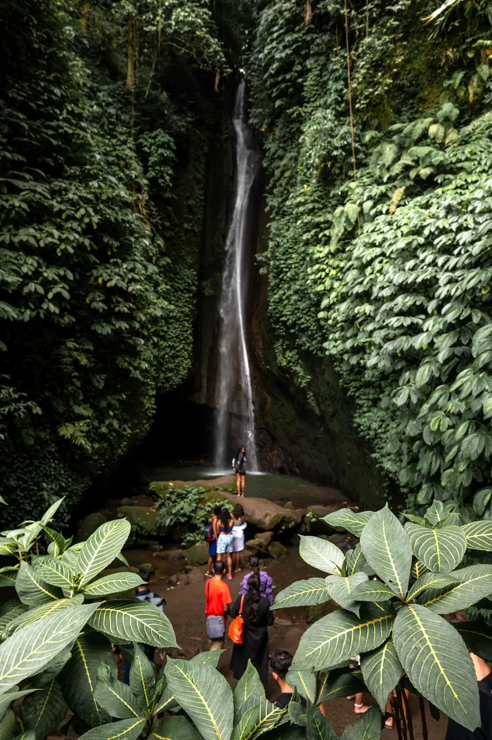 touristen machen fotos am leke leke waterfall auf bali
