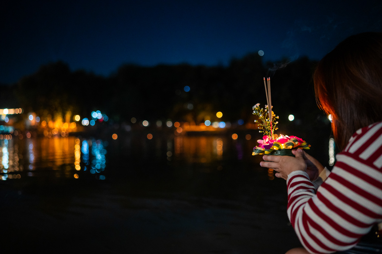 loy krathong chiang mai (10) Frau lässt ein Krathong auf dem Ping River schwimmen und bittet um Glück
