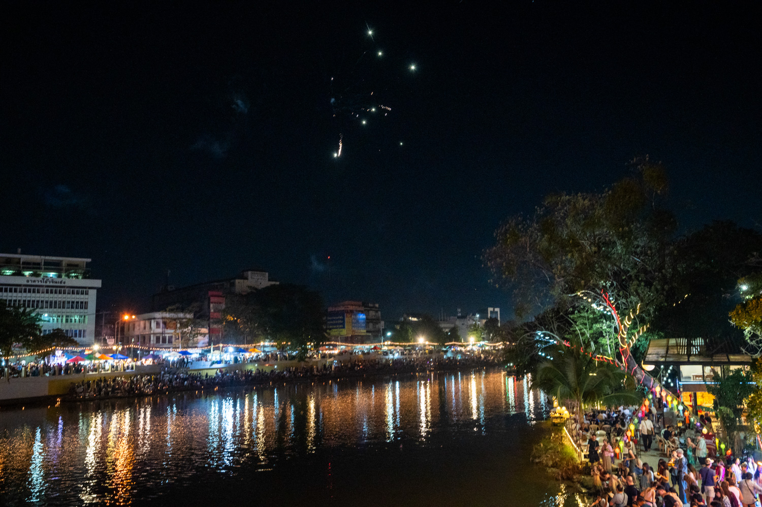 loy krathong chiang mai (12) Feuerwerk am Ping Fluss zu Loy Krathong und Yi Peng