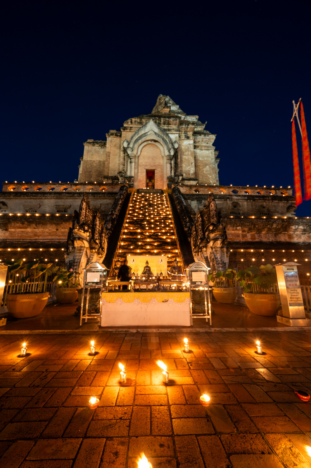 loy krathong chiang mai (14) Kerzen am Wat Chedi Luang zu Loy Krathong
