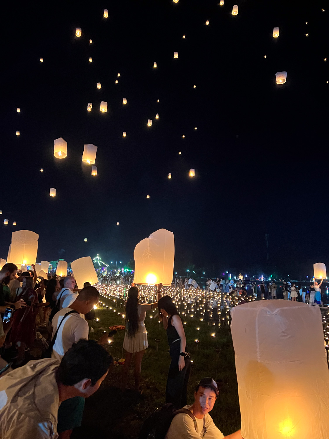 loy krathong chiang mai (18) Himmelslaternen zu Loy Krathong und Yi Peng auf einem Festival in Chiang Mai