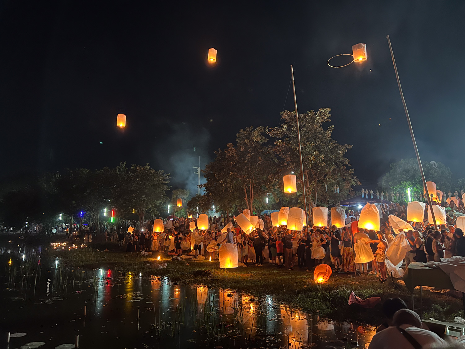 loy krathong chiang mai (19) Touristen und Thais lassen Himmelslaternen auf einem Loy Krathong Festival in der Umgebung von Chiang Mai steigen