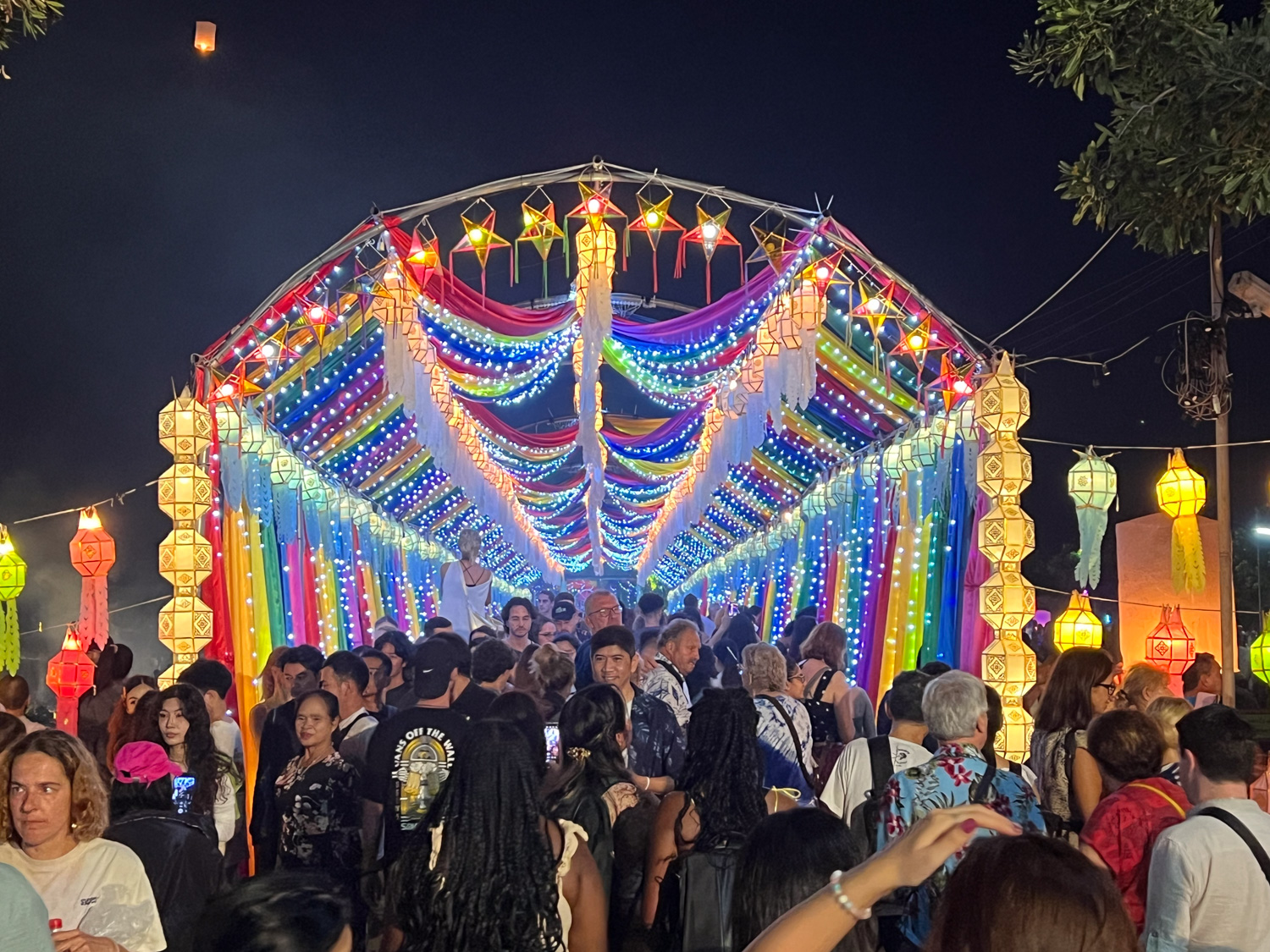 loy krathong chiang mai (20) Viele Touristen auf einem Himmelslaternenfest zu Yi Peng in Chiang Mai
