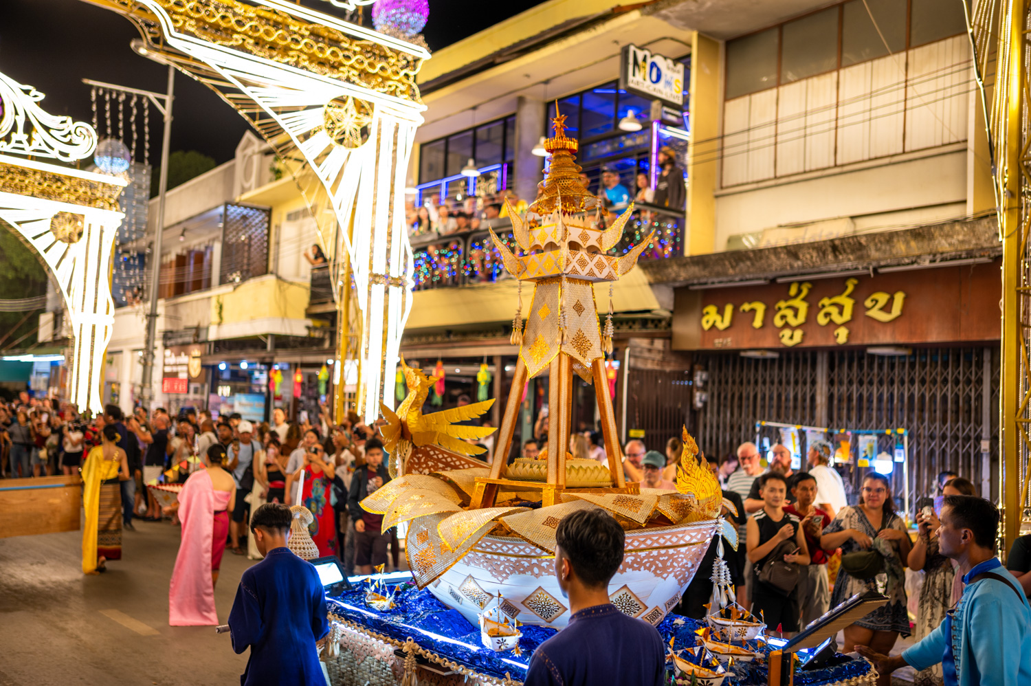 loy krathong chiang mai (3) Großes Krathong auf einem Wagen während der Festumzüge zu Loy Krathong in Chiang Mai