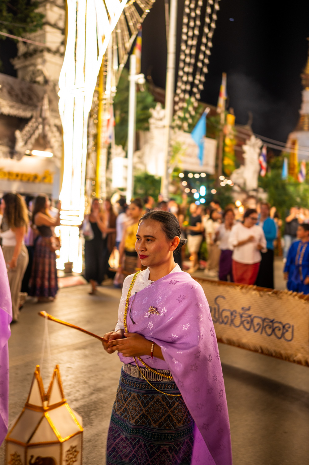 loy krathong chiang mai (4) Frau trägt eine Lanna Laterne während eines Festumzuges zu Loy Krathong in Chiang Mai