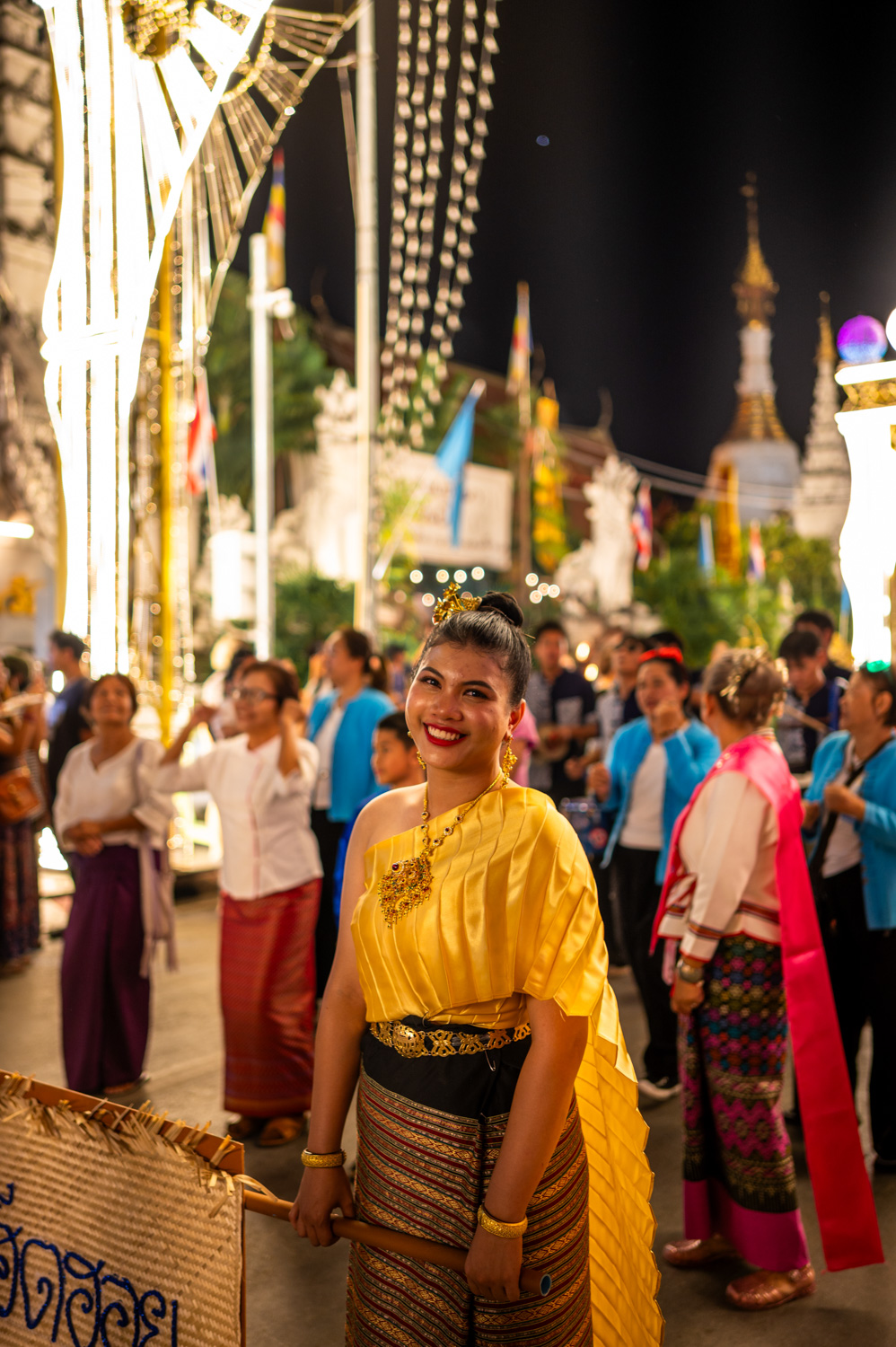 loy krathong chiang mai (5) Frau in traditionellem thailändischen Kostüm während der Parade zu Loy Krathong in Chiang Mai