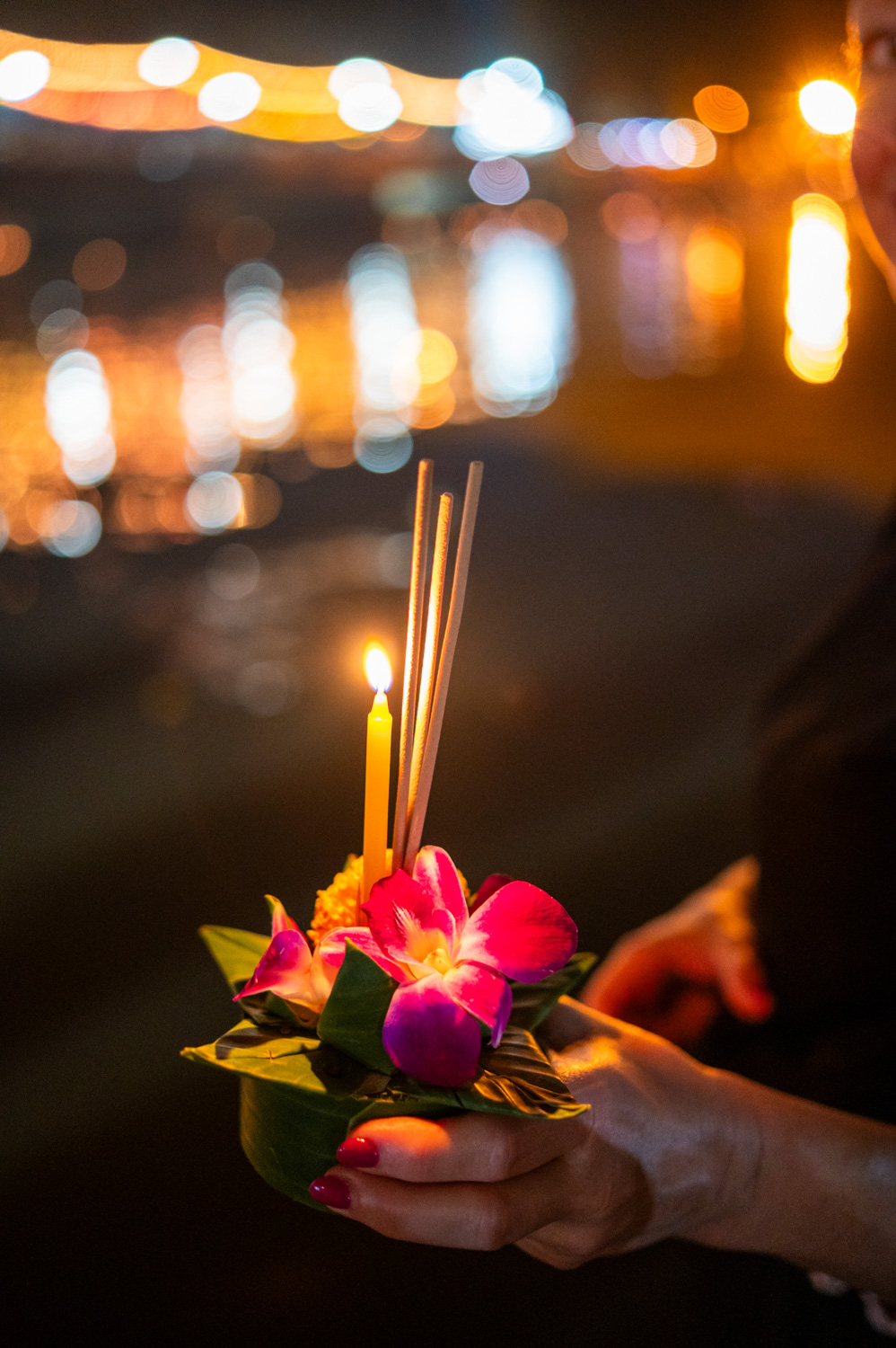 loy krathong chiang mai (6) Krathong mit Kerze zu Loy Krathong in Chiang Mai