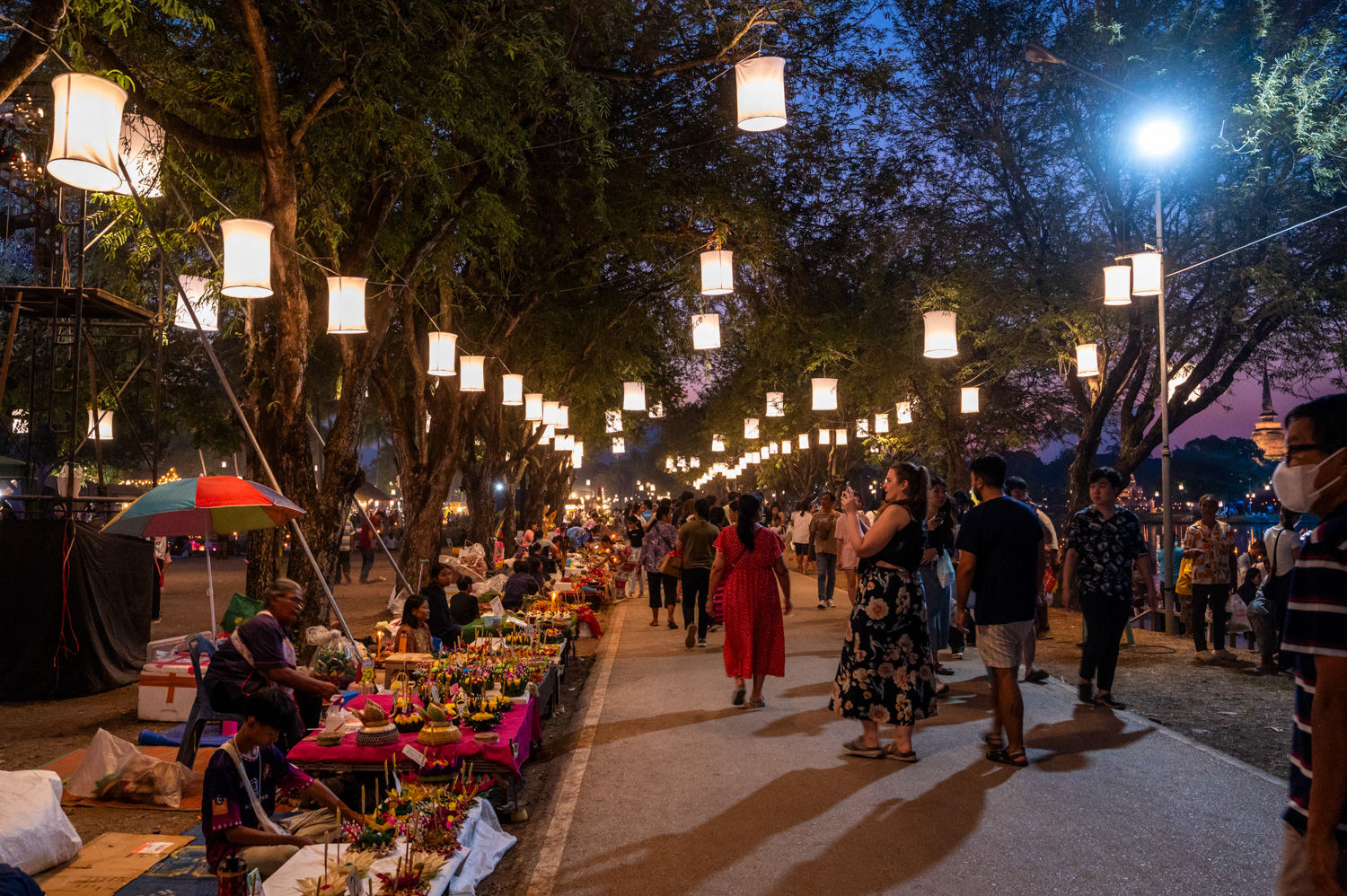 loy krathong sukhothai (11) Händler verkaufen Krathongs im historischen Park von Sukhothai