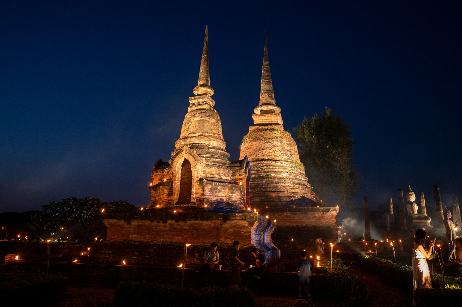 loy krathong sukhothai (13) Beleuchtete Tempel im historischen Park von Sukhothai zu Loy Krathong