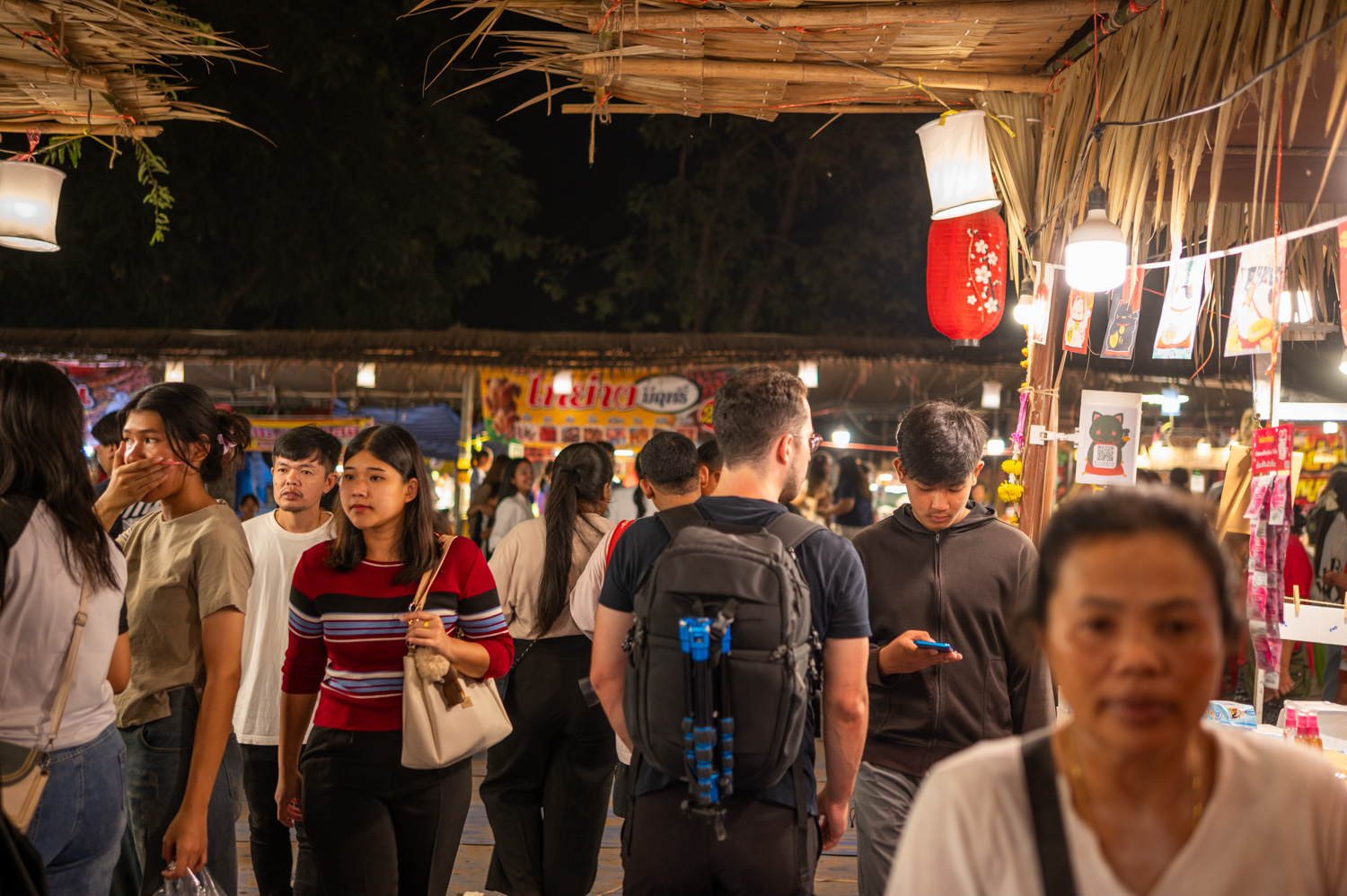 loy krathong sukhothai (21) Nils Alexander Kemna läuft über den Streetfoodmarkt zu Loy Krathong im historischen Park von Sukhothai