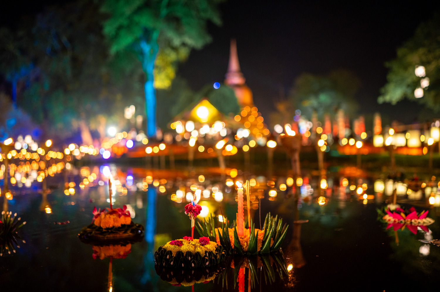 loy krathong sukhothai (24) Schwimmende Krathongs in Sukhothai zu den Feierlichkeiten zu Loy Krathong