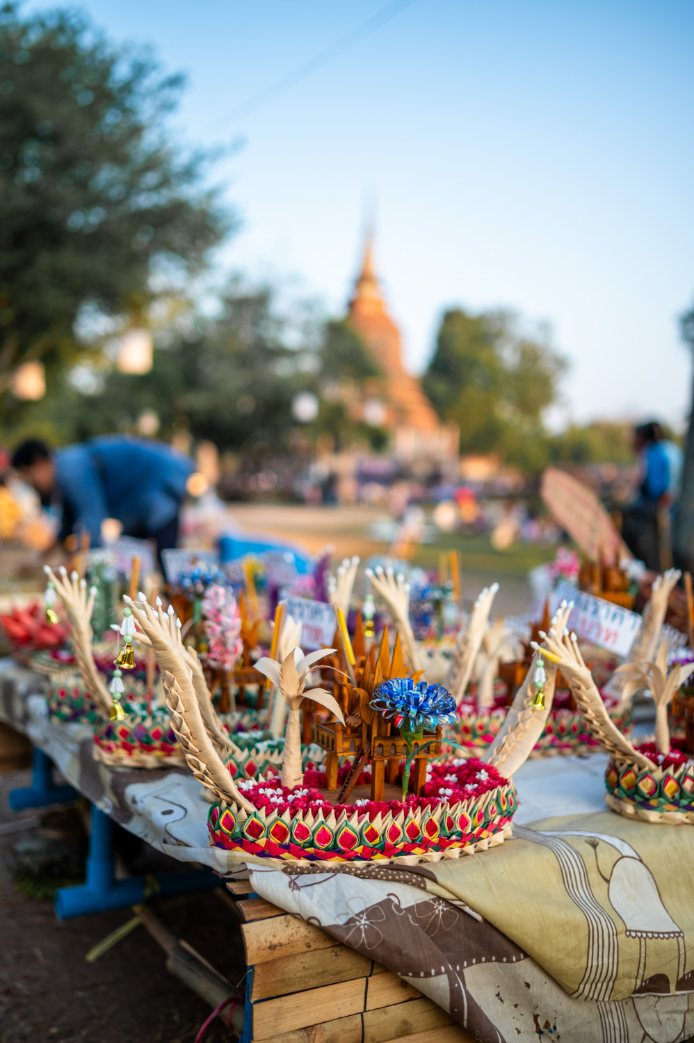 loy krathong sukhothai (4) Große Krathongs werden zu Loy Krathong in Sukhothai verkauft