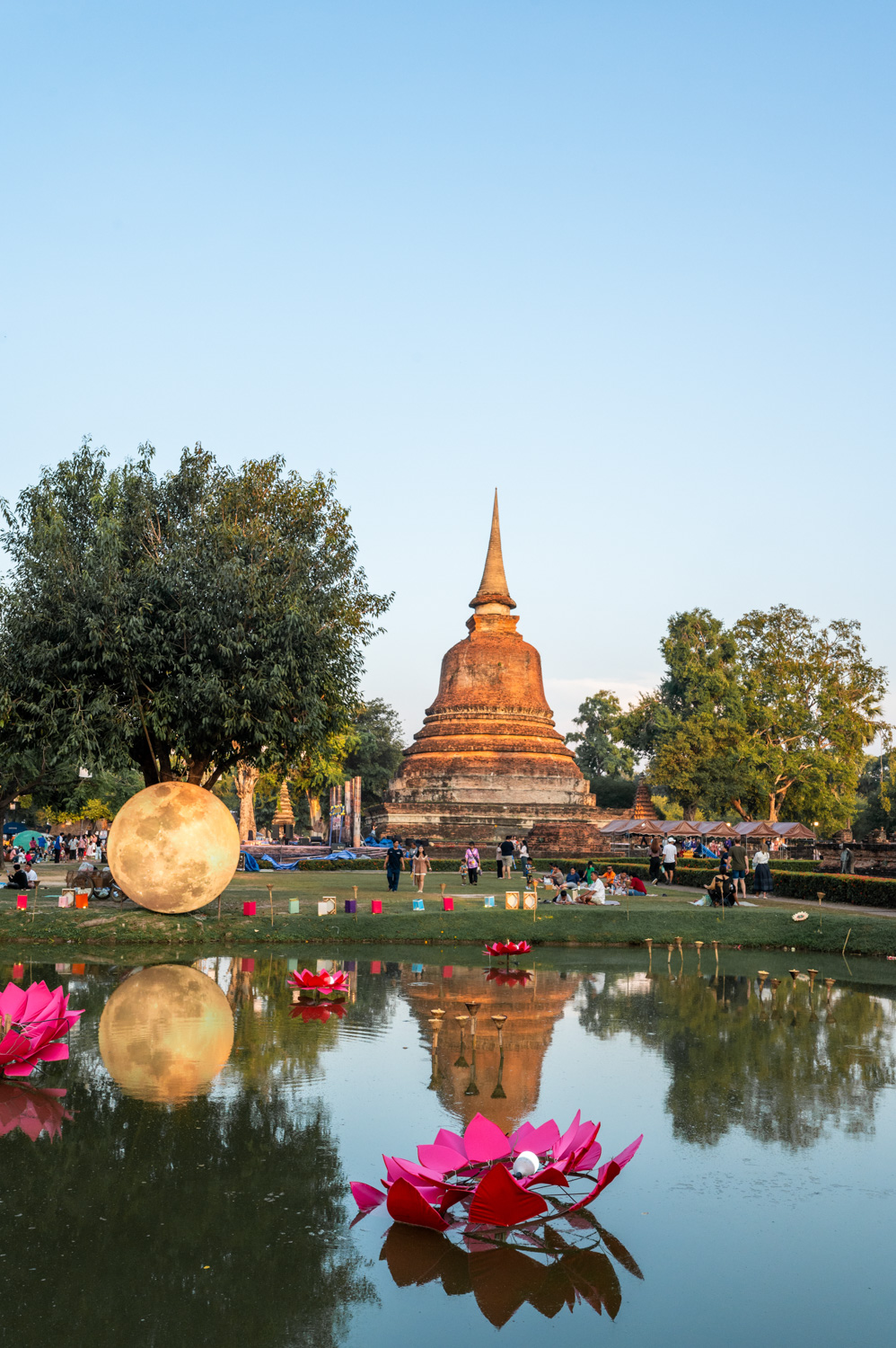 loy krathong sukhothai (5) Dekoriertes Wasserbecken und Chedi zu Loy Krathong in Sukhothai
