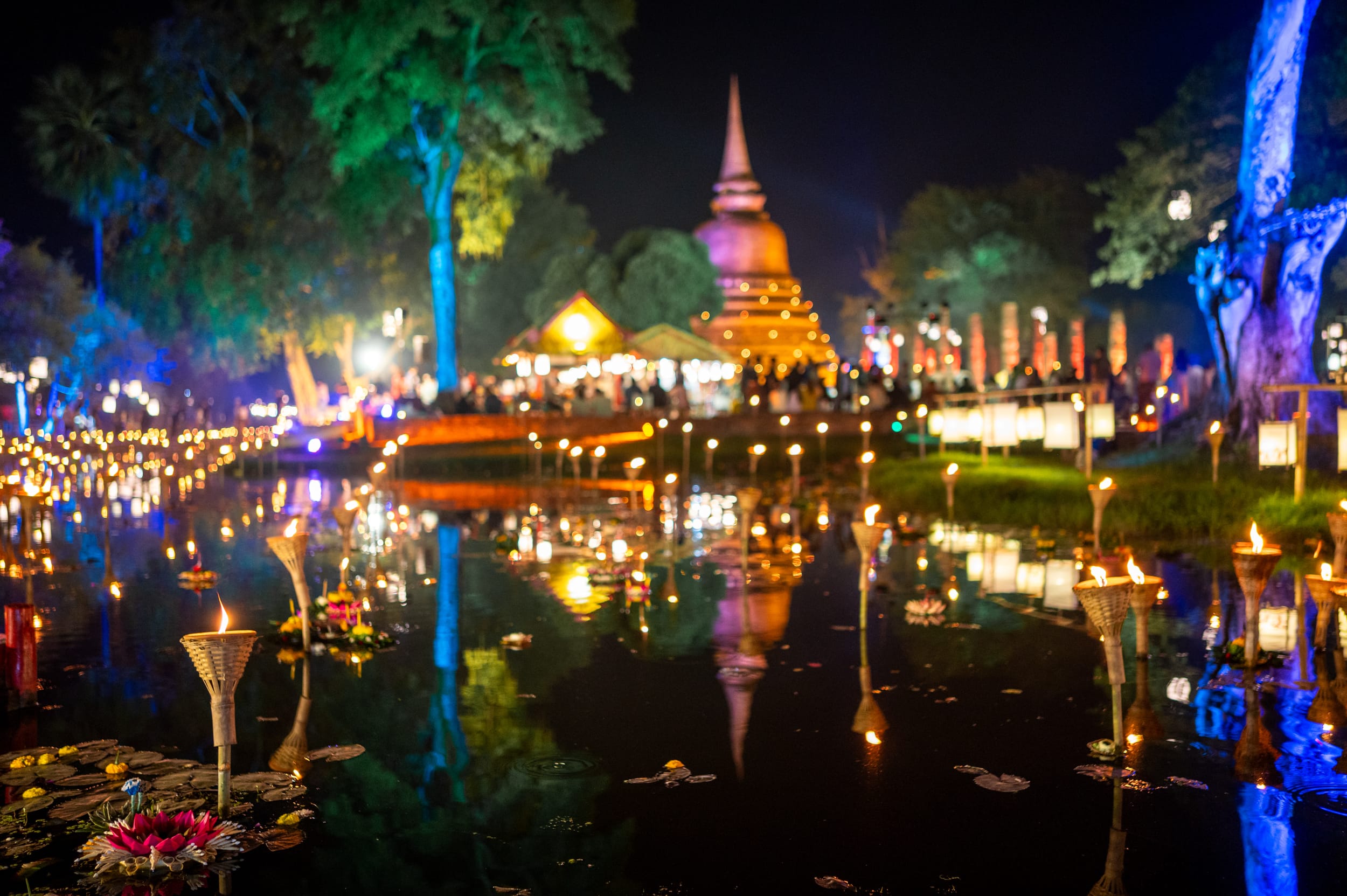 Fackeln und Krathongs zu Loy Krathong in Sukhothai