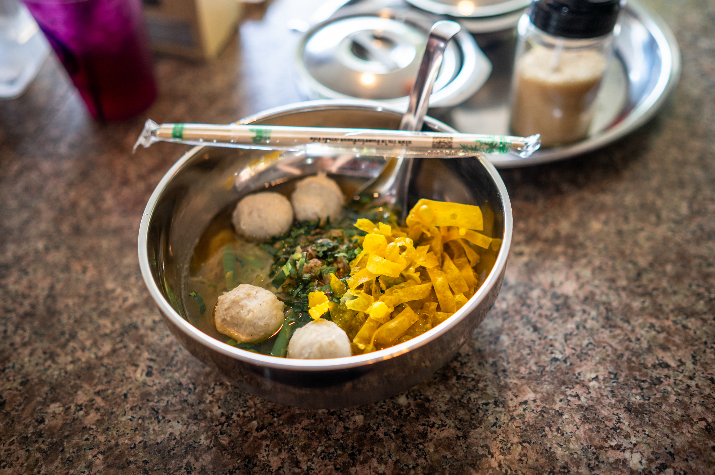 mittagspause auf reise nach thailand im august Regenpause mit Suppe in Zentralthailand