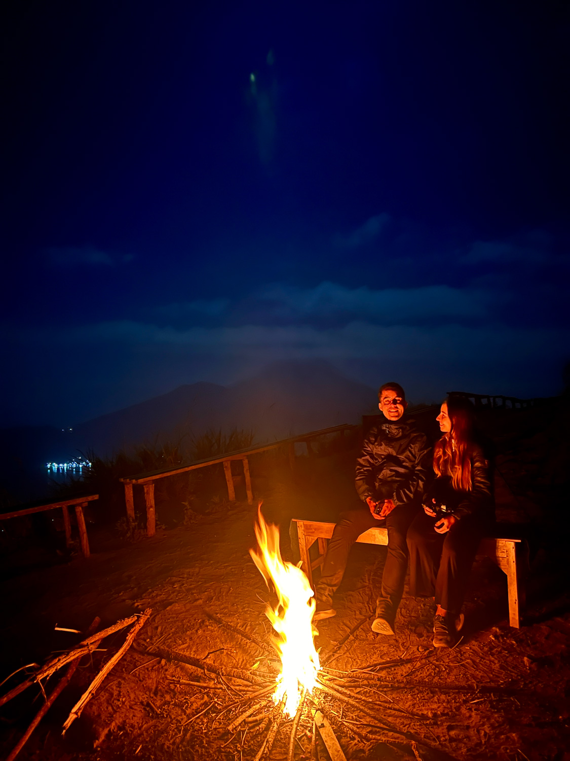 mount batur bali (11) Nils Alexander Kemna und Vanessa Mosch sitzen am Lagerfeuer auf dem Mount Batur