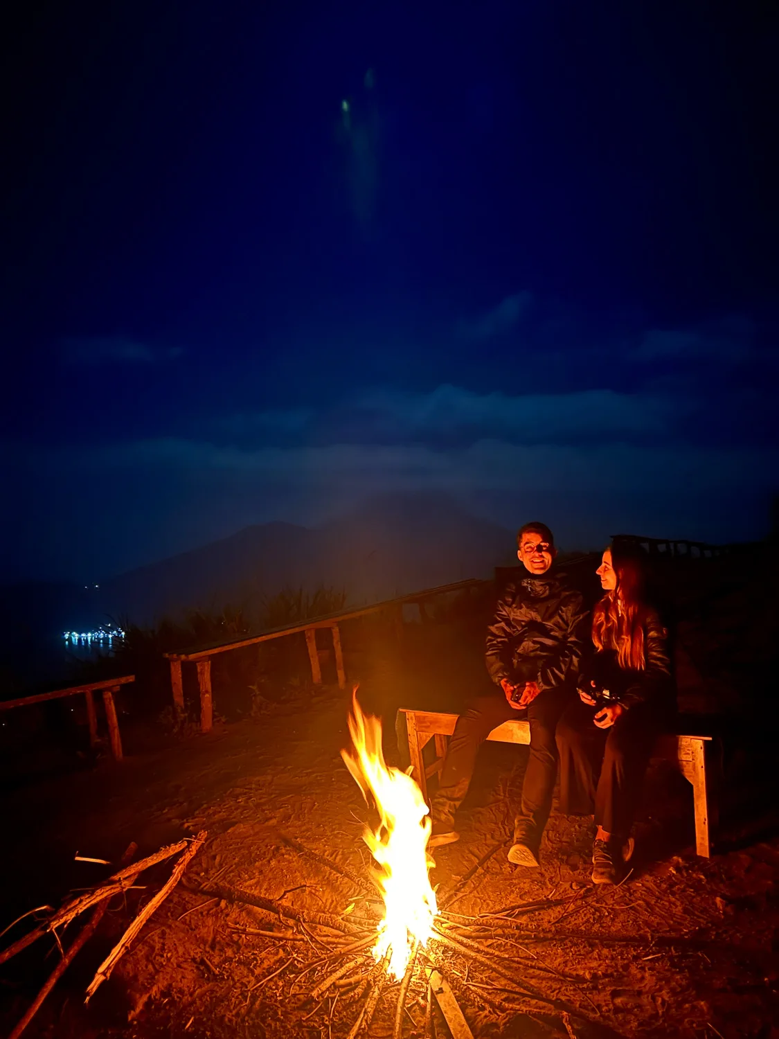Nils Alexander Kemna und Vanessa Mosch sitzen am Lagerfeuer auf dem Mount Batur