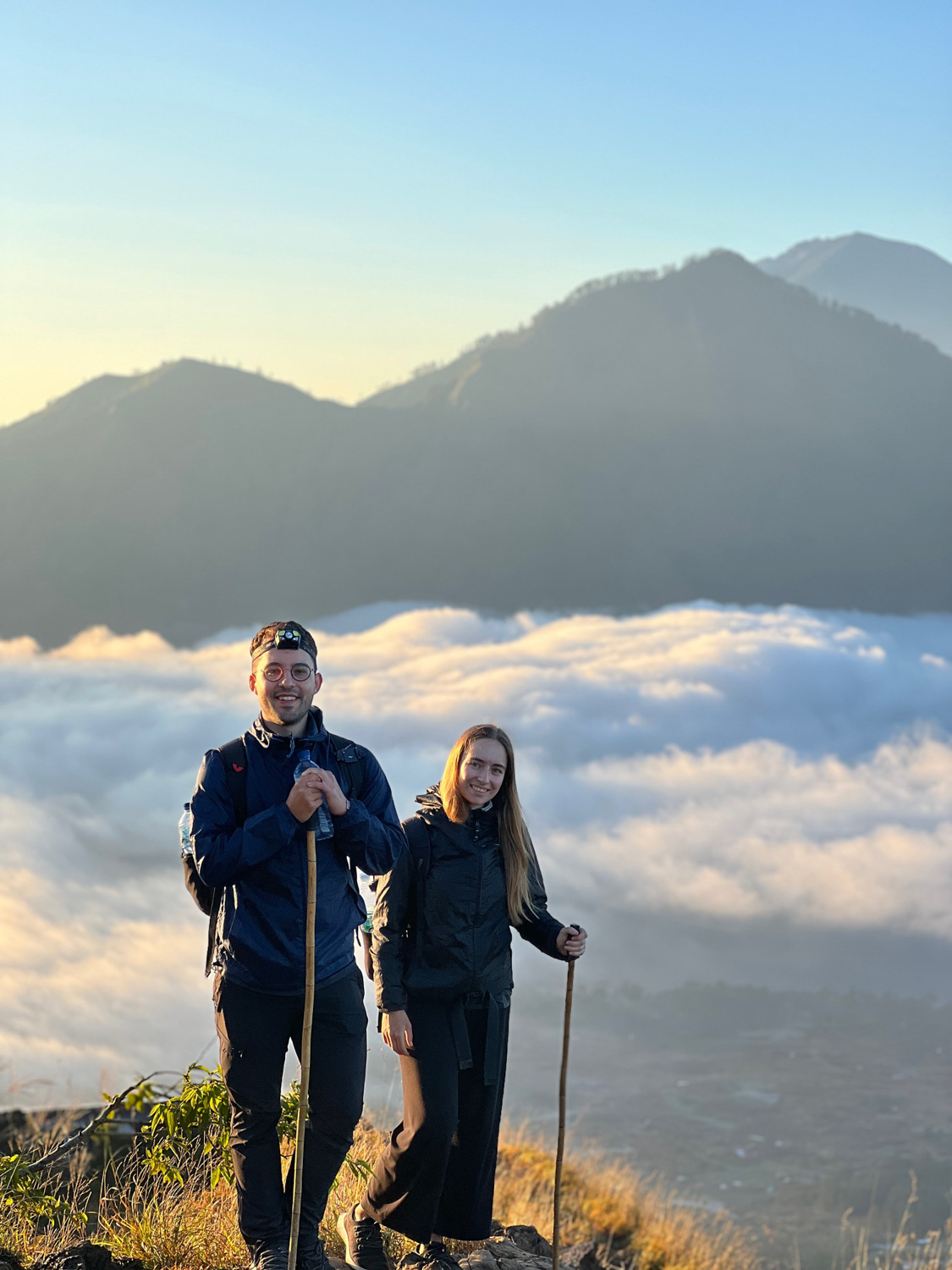 mount batur bali (12) Vanessa Mosch und Nils Alexander Kemna beim Abstieg vom Mount Batur auf Bali