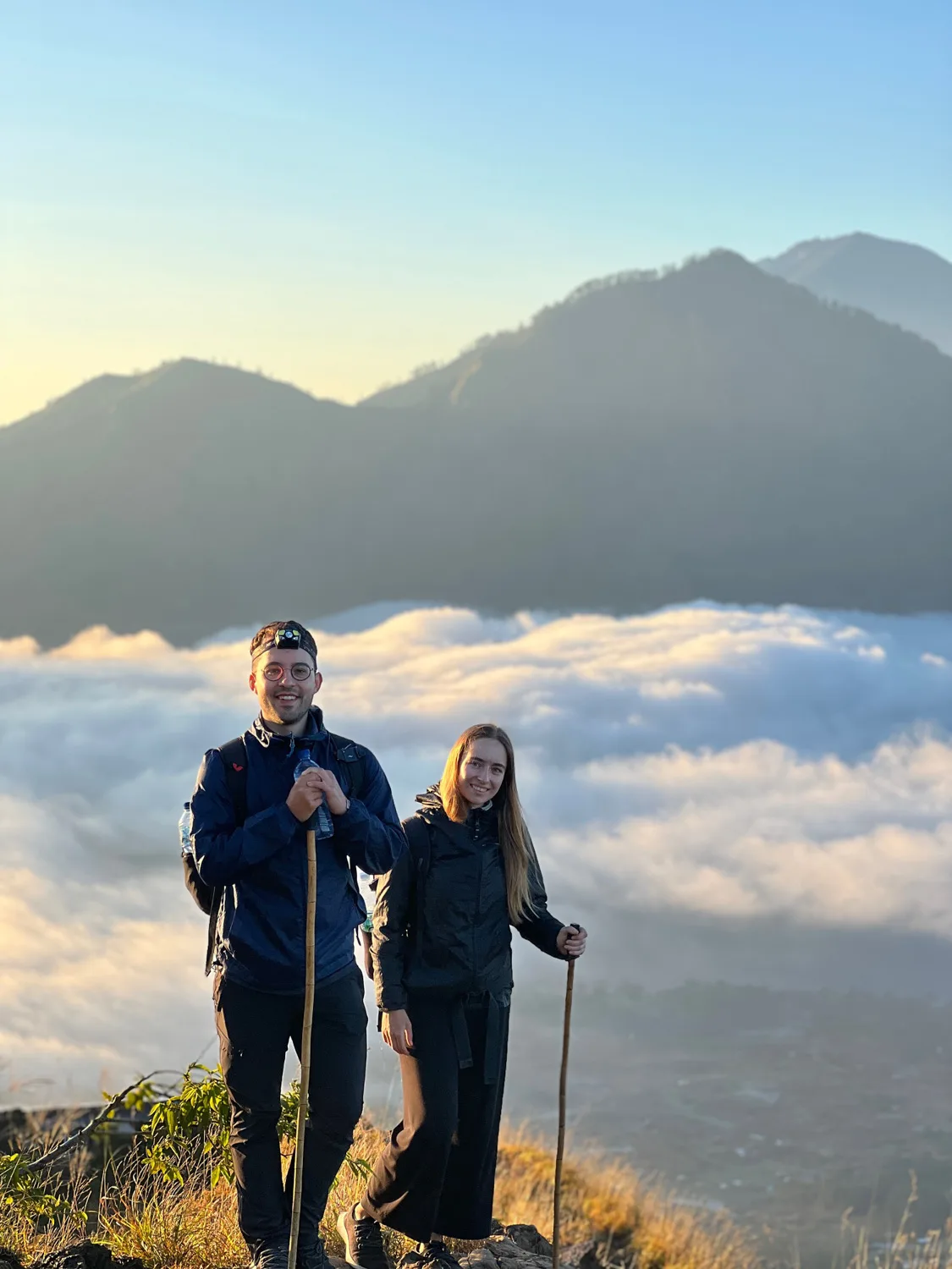 Vanessa Mosch und Nils Alexander Kemna beim Abstieg vom Mount Batur auf Bali