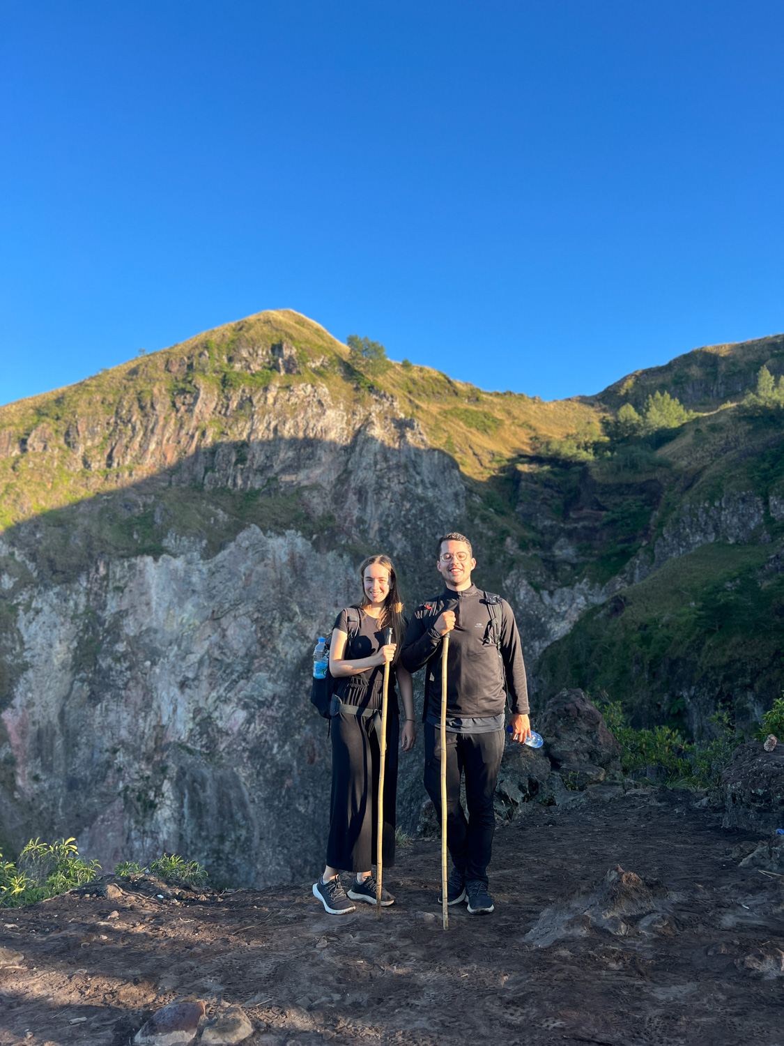 mount batur bali (14) Vanessa Mosch und Nils Alexander Kemna am Krater des Mount Batur