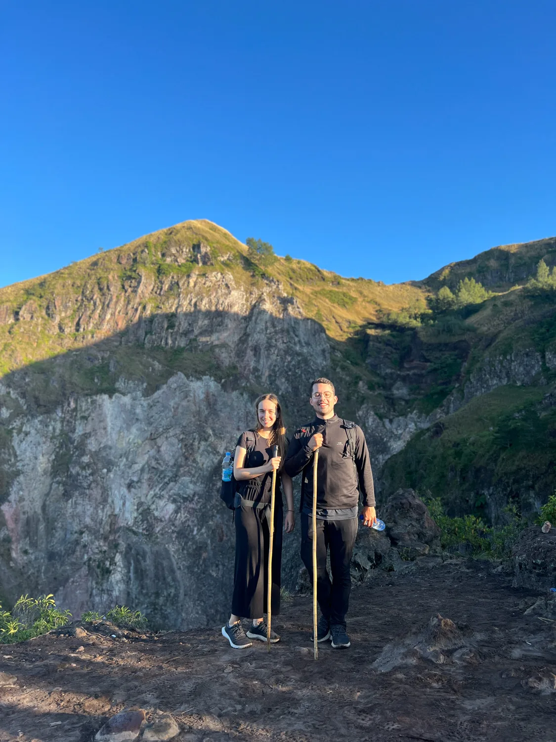 Vanessa Mosch und Nils Alexander Kemna am Krater des Mount Batur