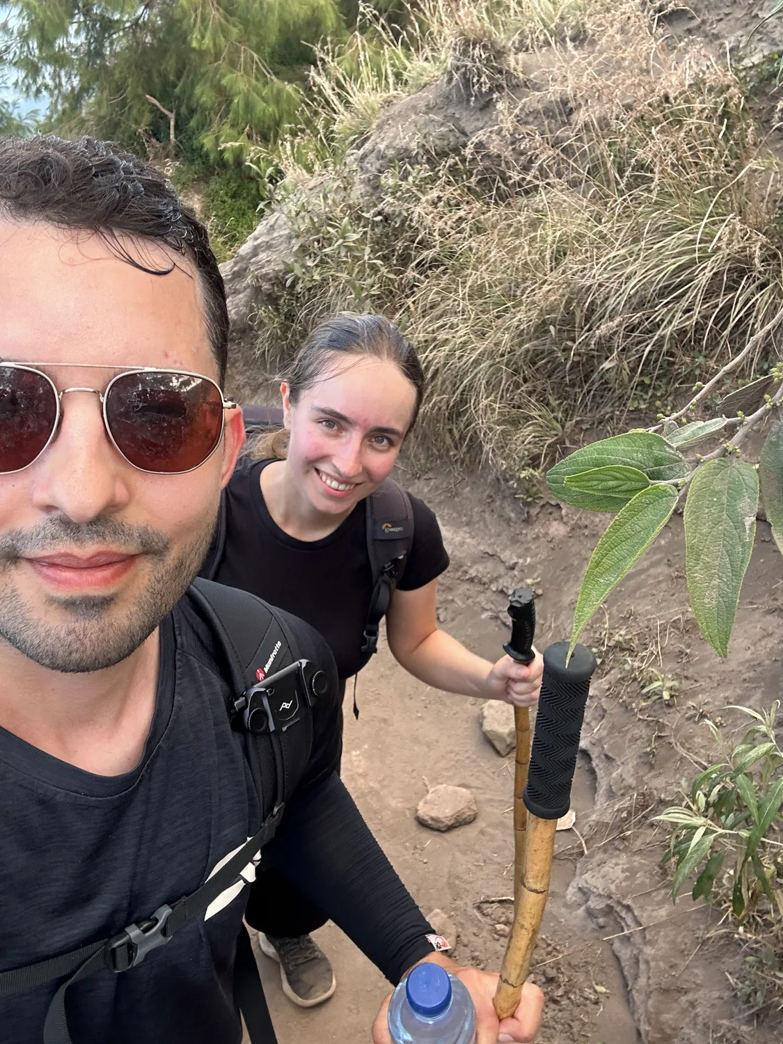 Vanessa Mosch und Nils Alexander Kemna wandern auf den Mount Batur auf Bali
