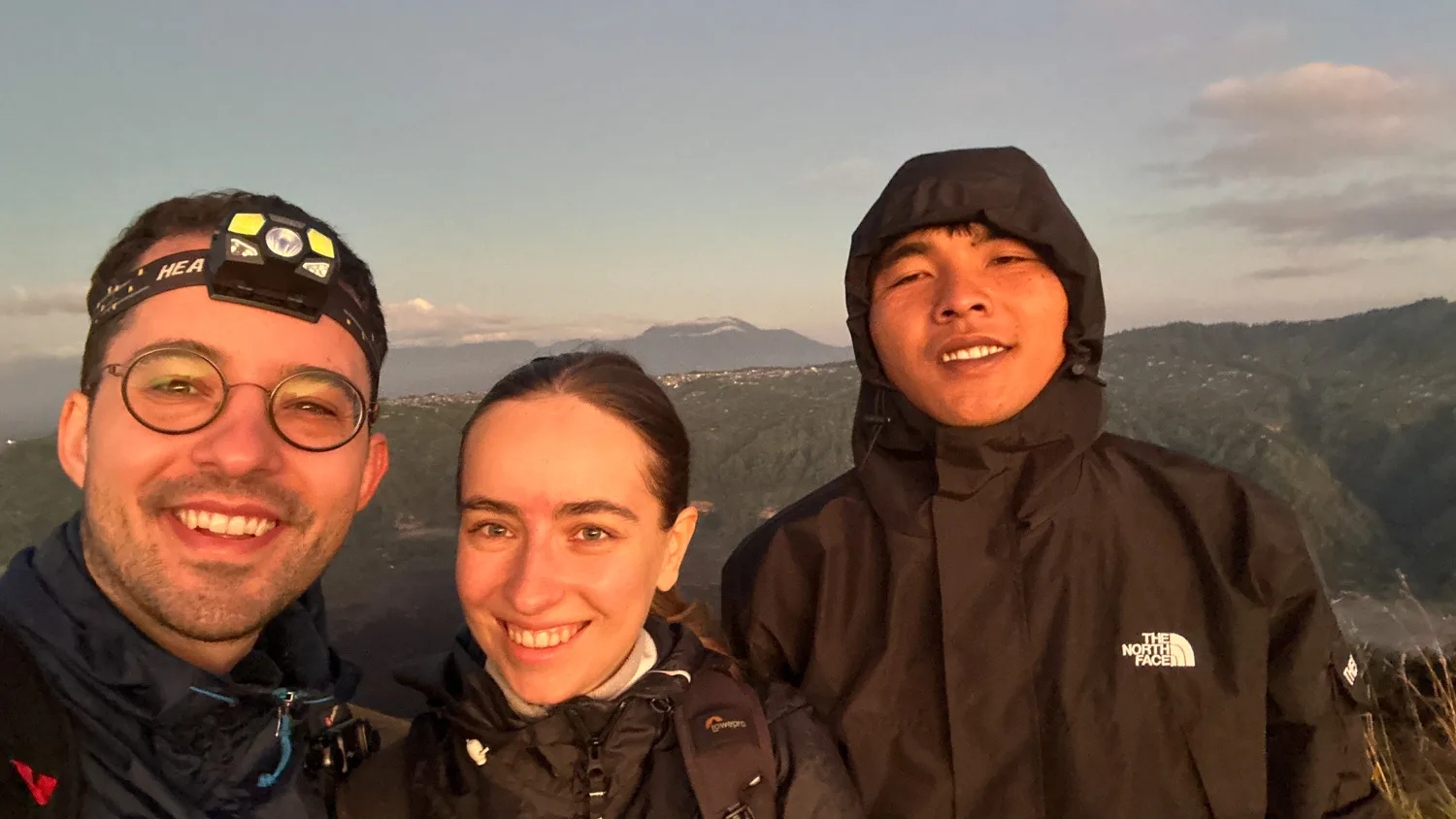 Nils Alexander Kemna und Vanessa Mosch mit ihrem Guide zum Sonnenaufgang auf dem Mount Batur