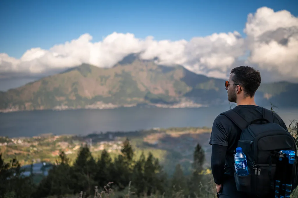 Nils Alexander Kemna blickt vom Mount Batur auf den Kratersee in Kintamani
