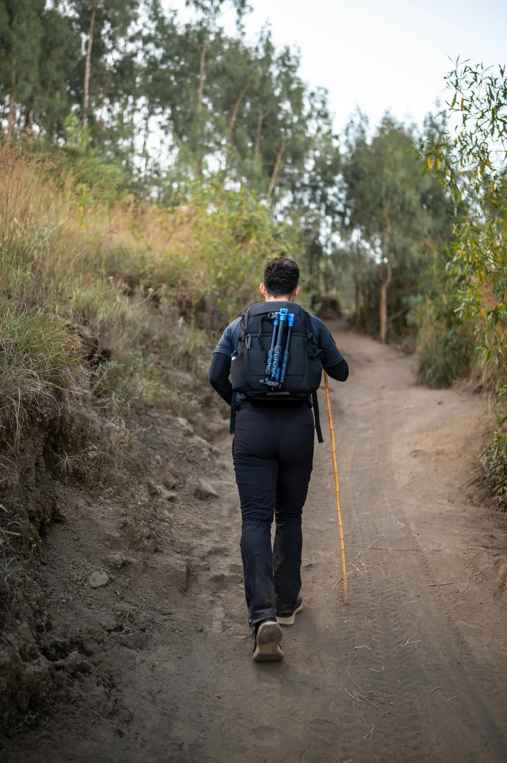 Nils Alexander Kemna mit Wanderkleidung und Stock auf der Wanderung zum Gipfel des Mount Batur