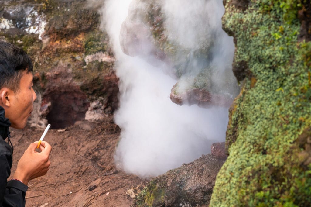 Rauch steigt aus dem Batur auf