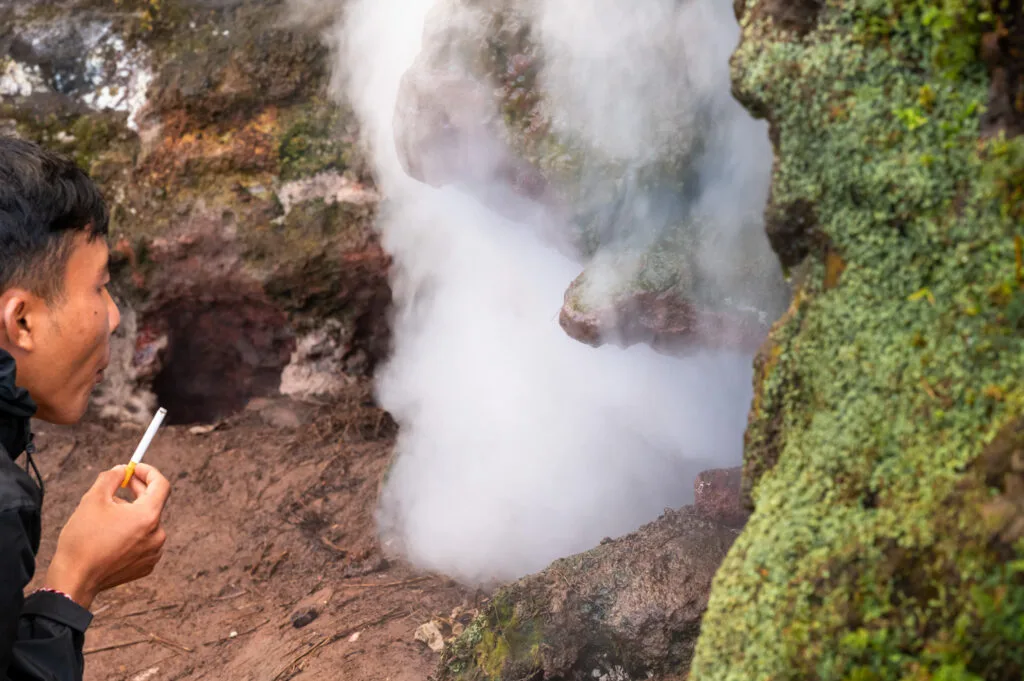 Rauch steigt aus dem Batur auf