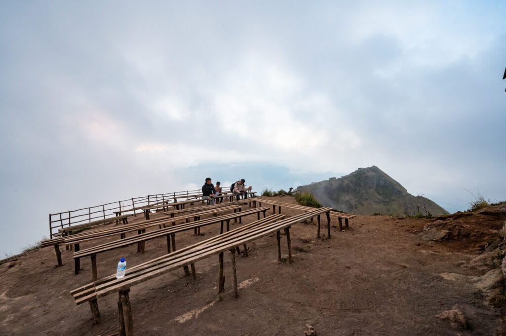Sitzbänke auf dem Gipfel des Batur
