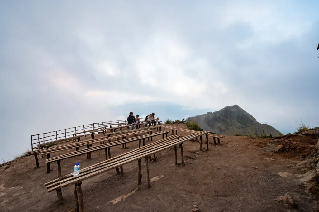 Sitzbänke auf dem Gipfel des Batur