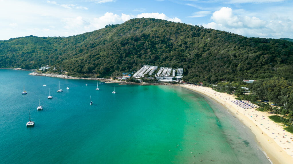 Drohnenfoto des Hotels The Nai Harn am Nai Harn Beach