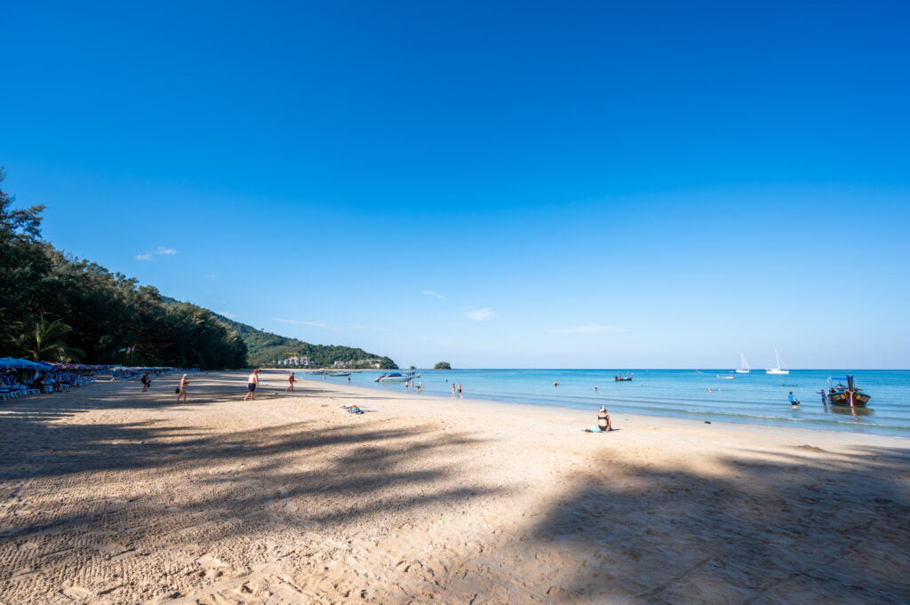 Das Wasser am Nai Yang Beach ist flach