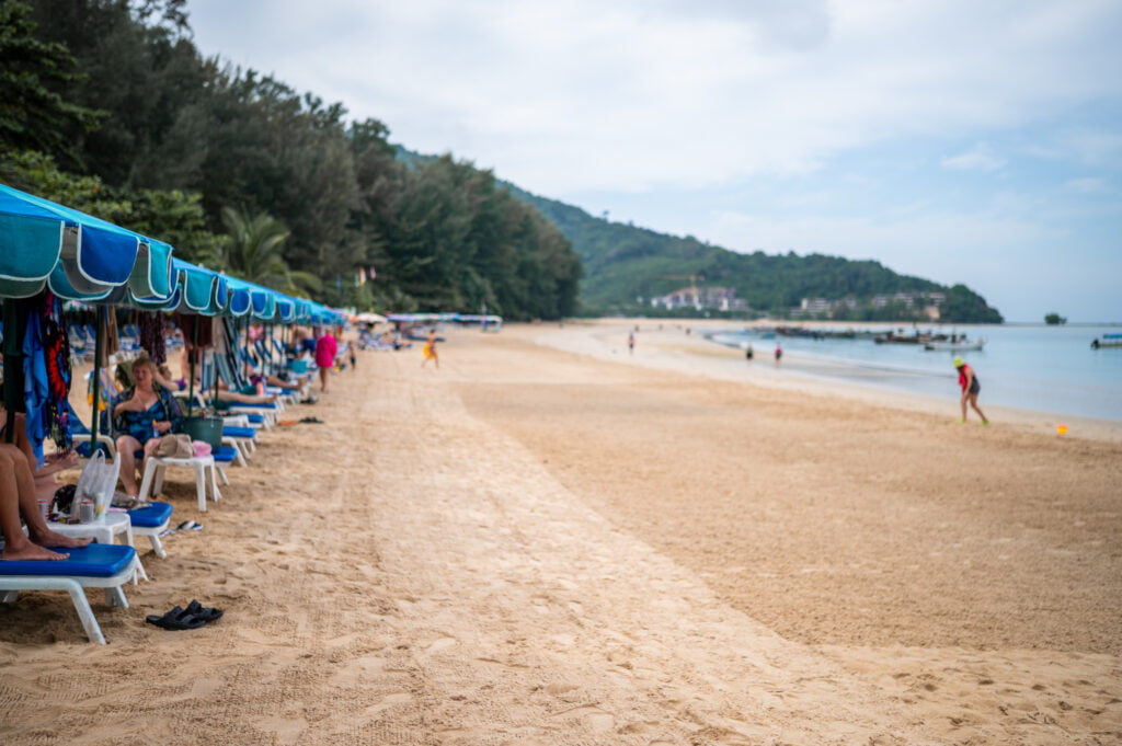 Urlauber am ruhigen Nai Yang Beach