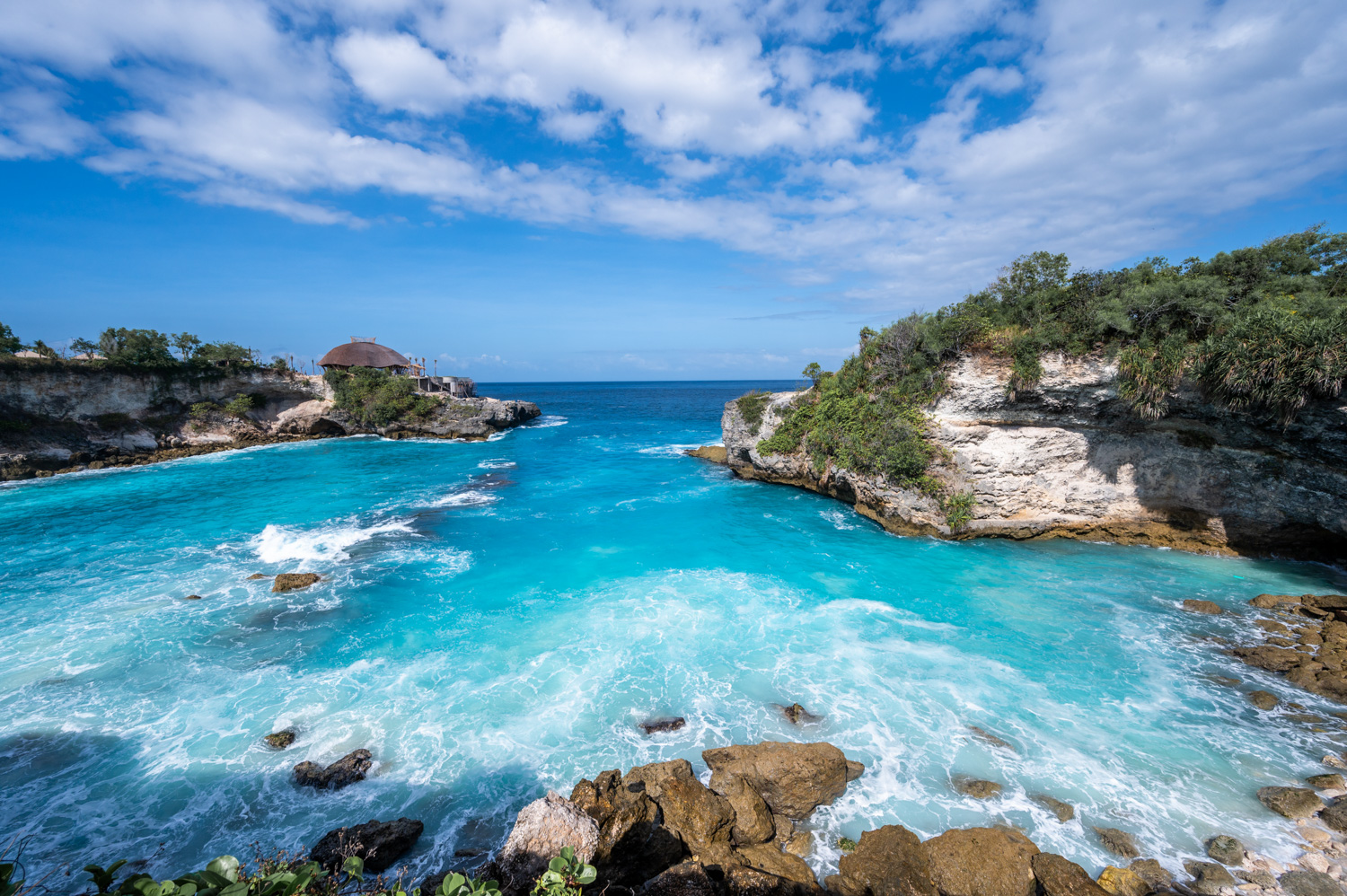 nusa ceningan (12) türkisblaues wasser wird in der blue lagoon stark aufgewirbelt