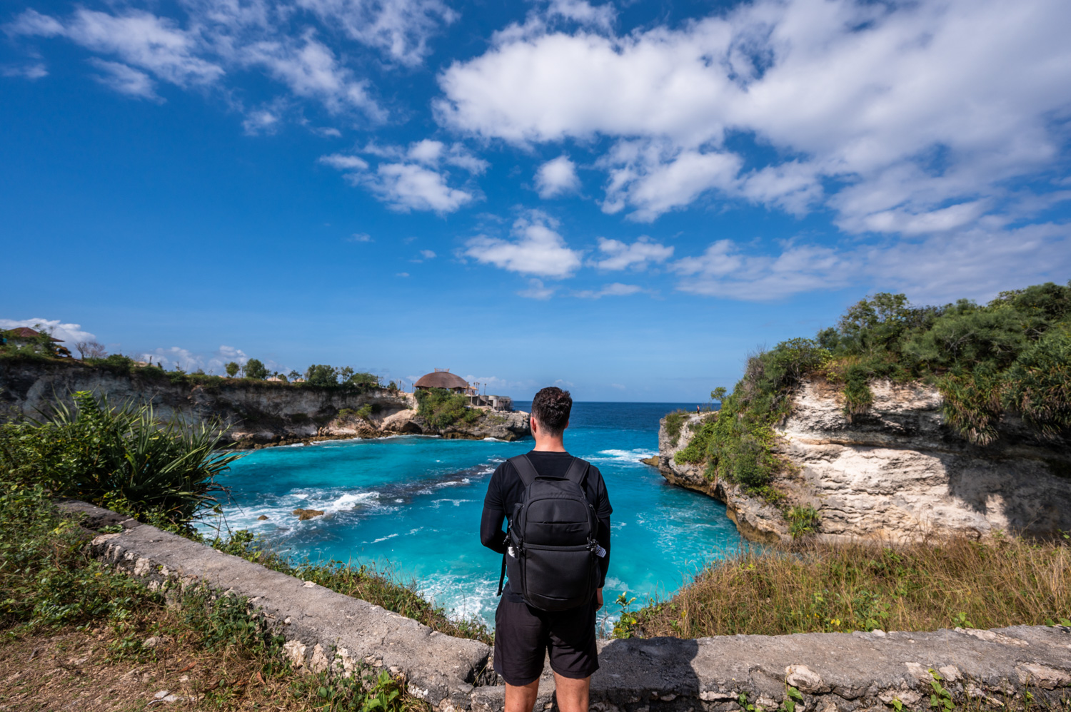 nusa ceningan (13) alex blickt auf das blaue wasser der blue lagoon auf nusa ceningan