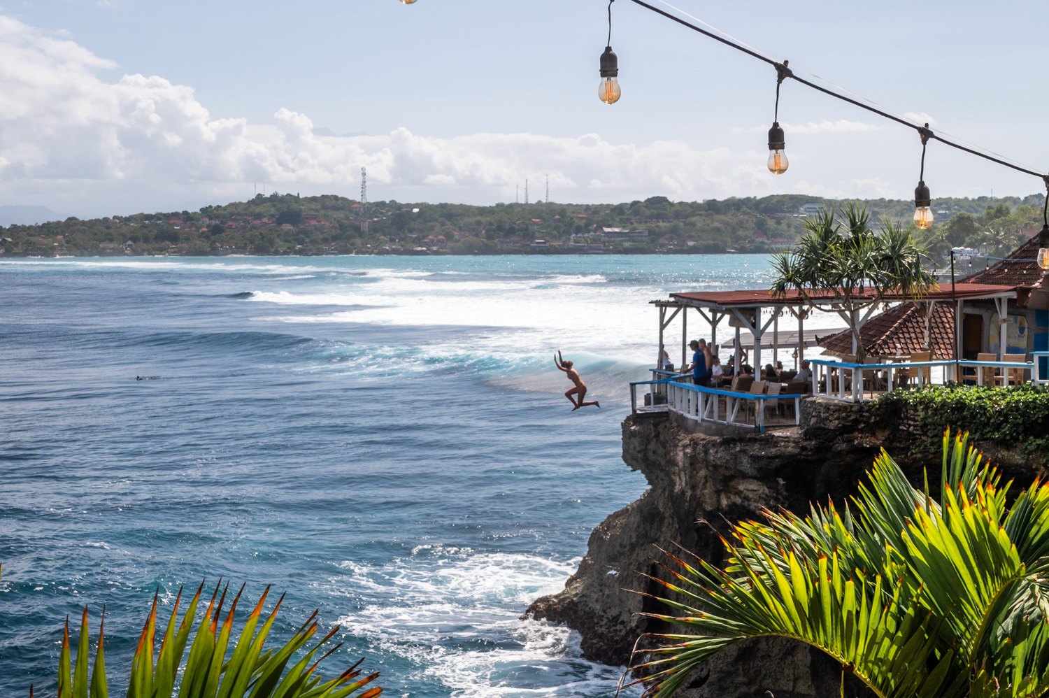 nusa ceningan (2) frau springt am mahana point aus zehn metern höhe ins meer