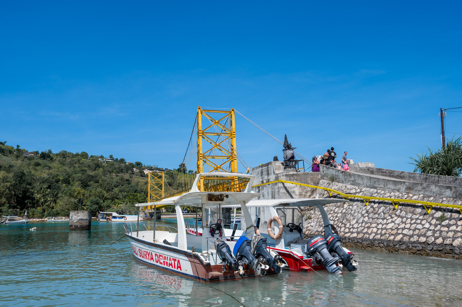 nusa ceningan (21) boote an der anlegestelle an der gelben brücke