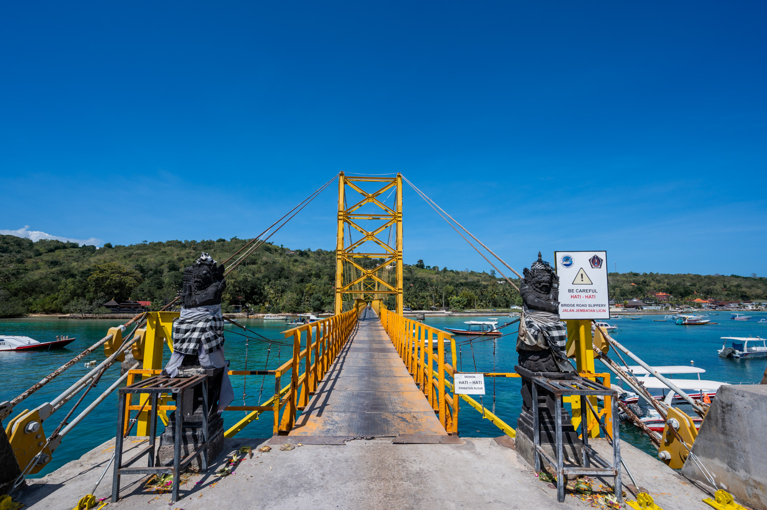 nusa ceningan (22) die yellow bridge zwischen nusa ceningan und nusa lembongan ist zu schmal für autos