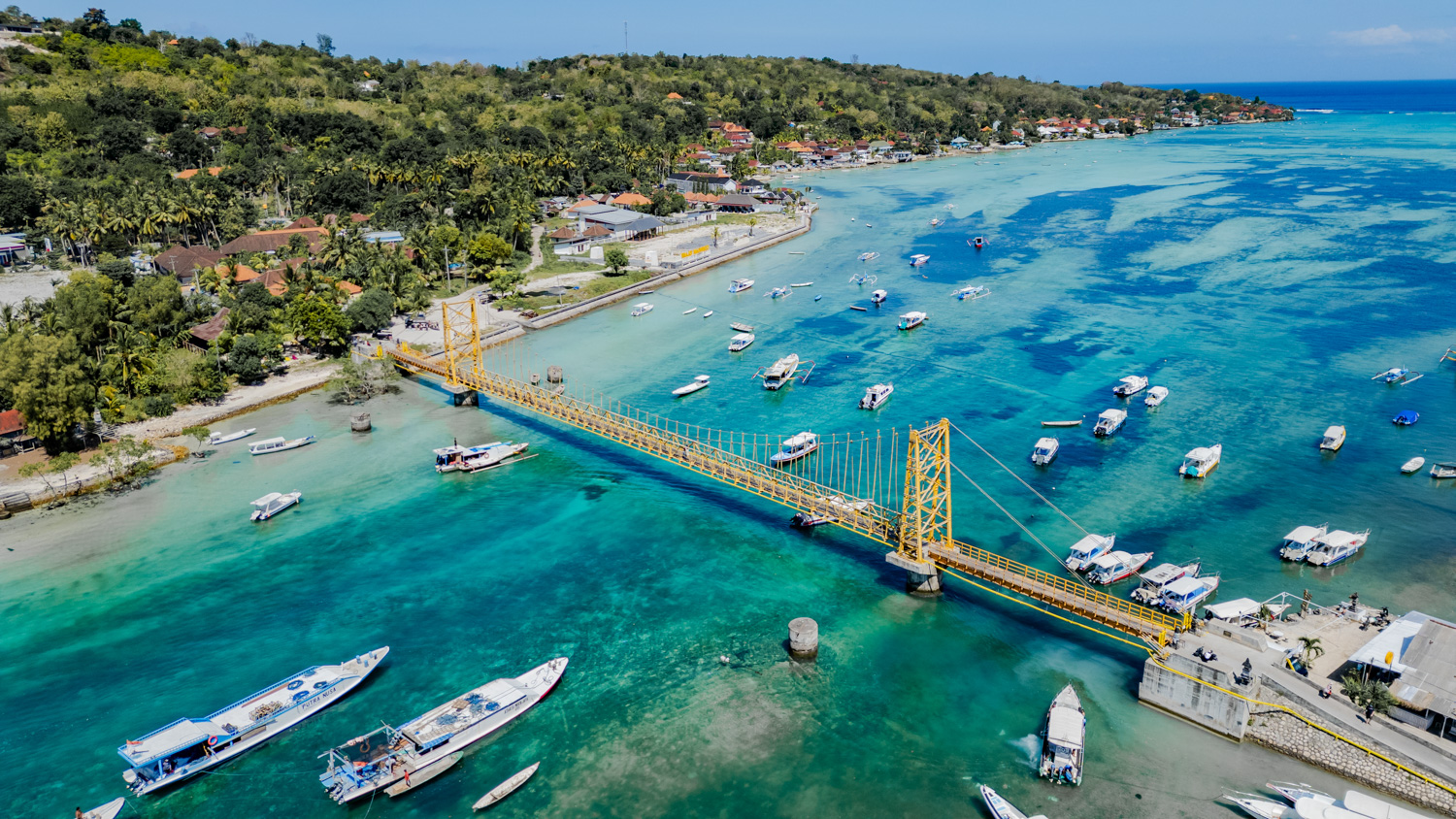 nusa ceningan (27) drohnenfoto der yellow bridge zwischen nusa ceningan und nusa lembongan