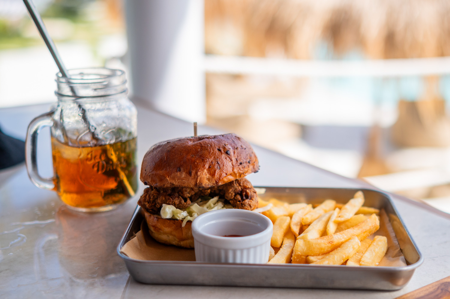 nusa ceningan (6) unser burger im restaurant des le pirate auf nusa ceningan