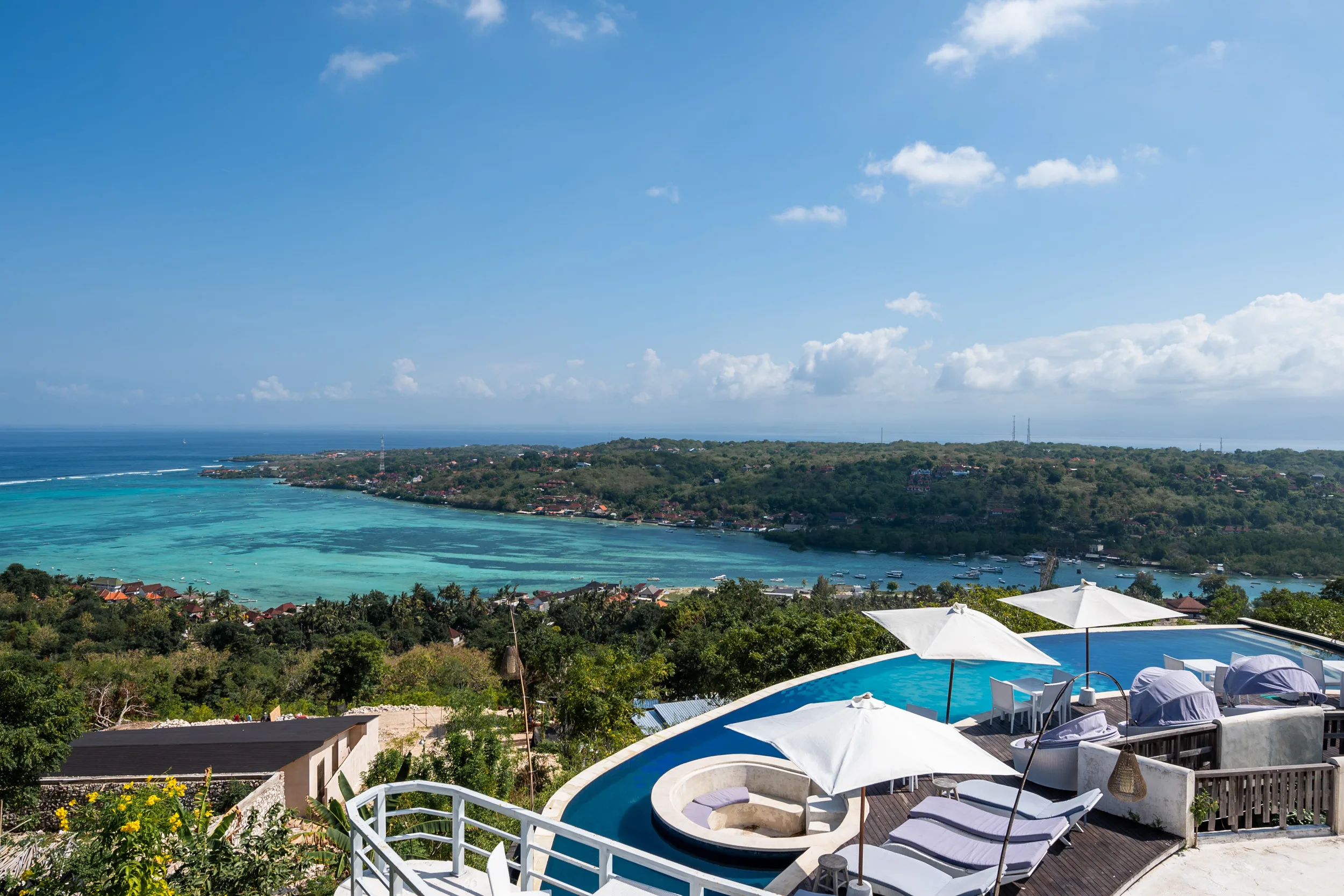 ausblick auf die meerenge und nusa lembongan im the view day club auf nusa ceningan