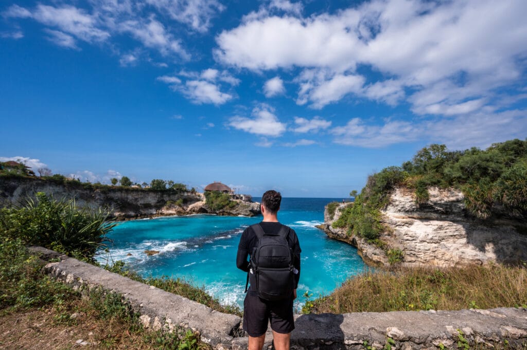 Alex blickt auf die Blue Lagoon auf Nusa Ceningan