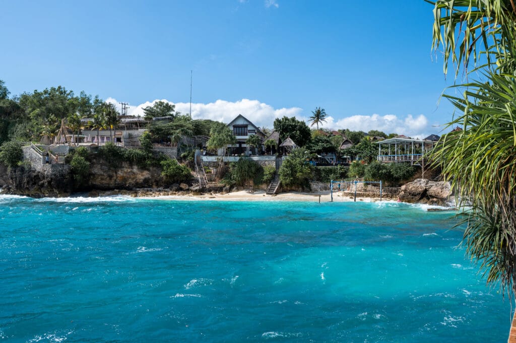 Ausblick auf den Secret Point Beach auf Nusa Ceningan